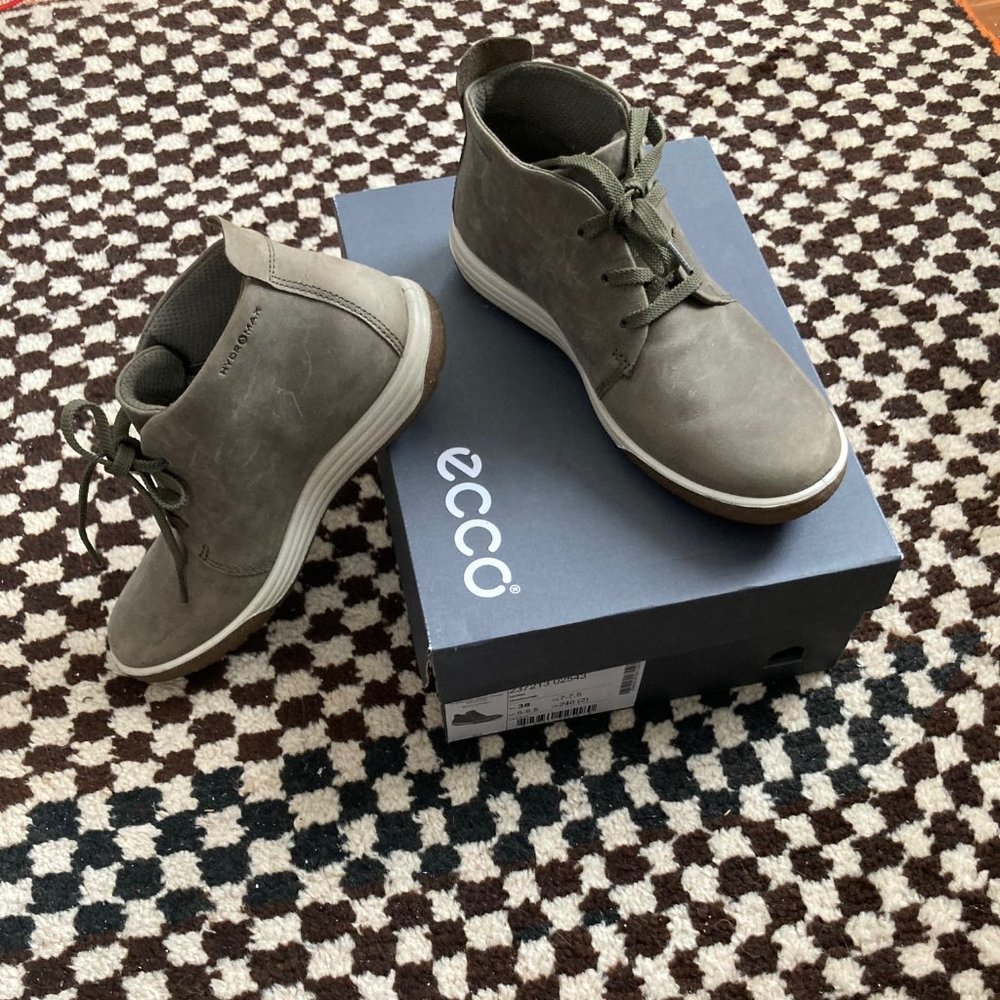 Ecco "Chase II" chukka ankle boot in smooth grey leather. size 8